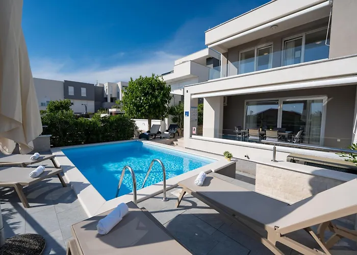 Apartments With Pool Villa Zora