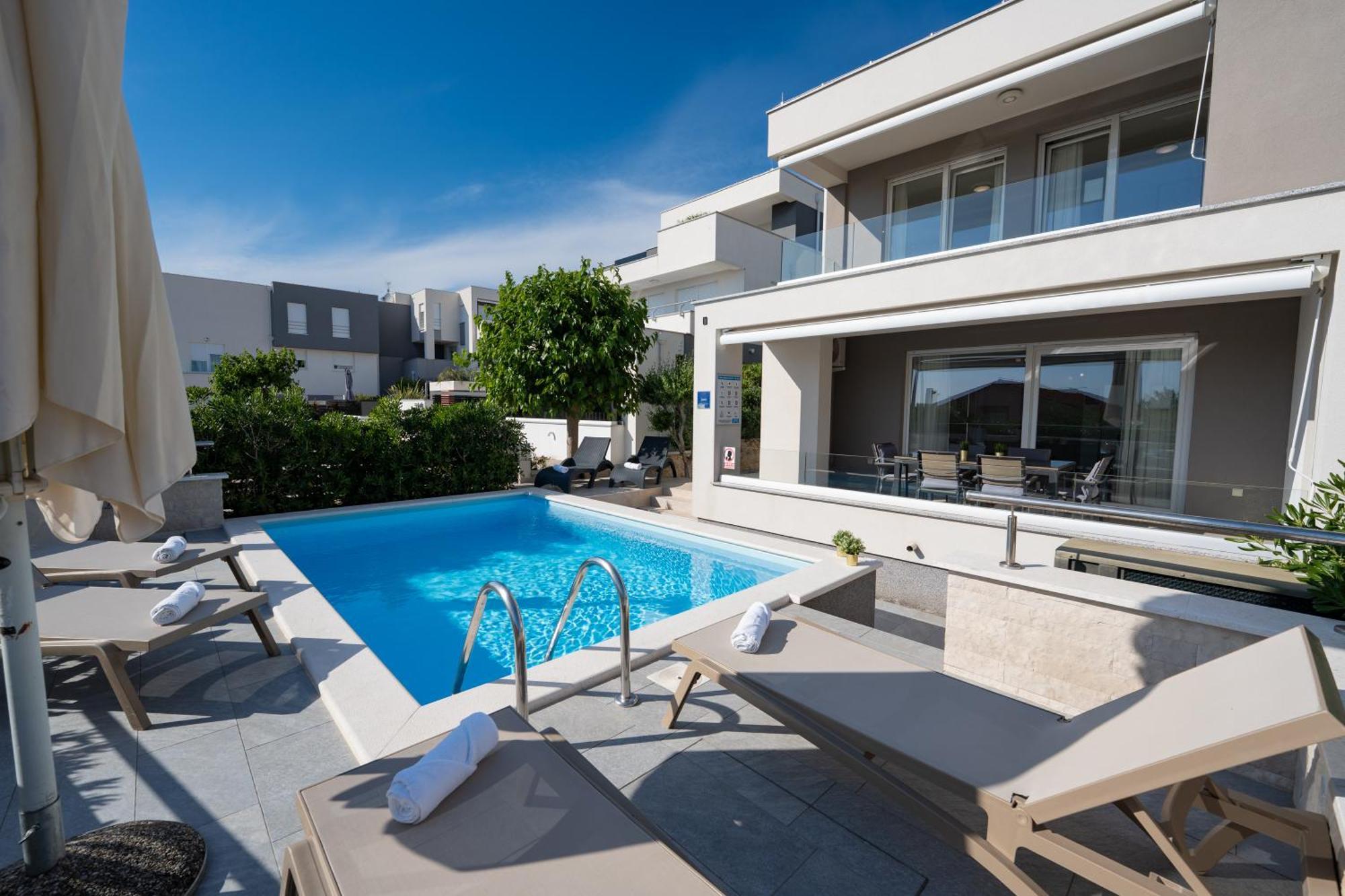 With Pool Zora Apartma