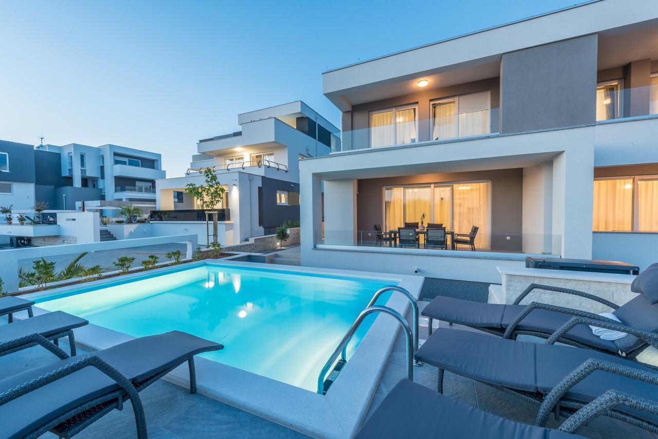 With Pool Zora Apartma